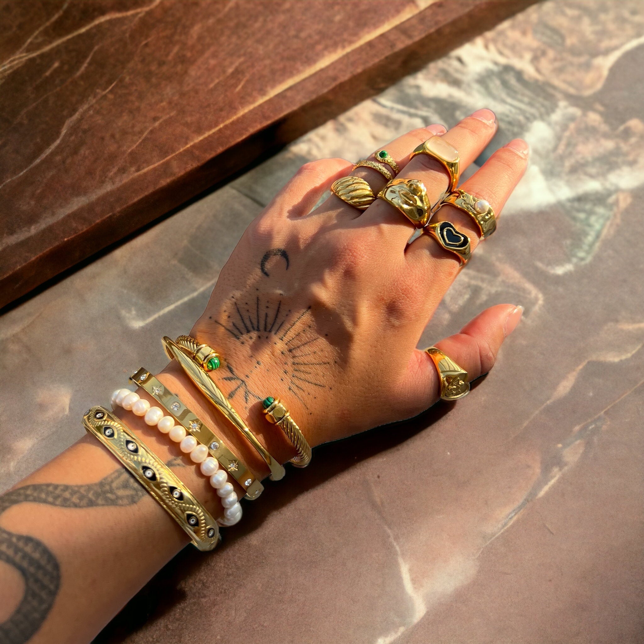 Dorinda | Vita Ring with Intricate Face Design
