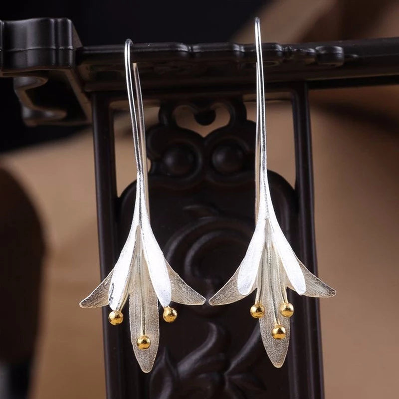 Evelyn | Elegant Silver Flower Earrings