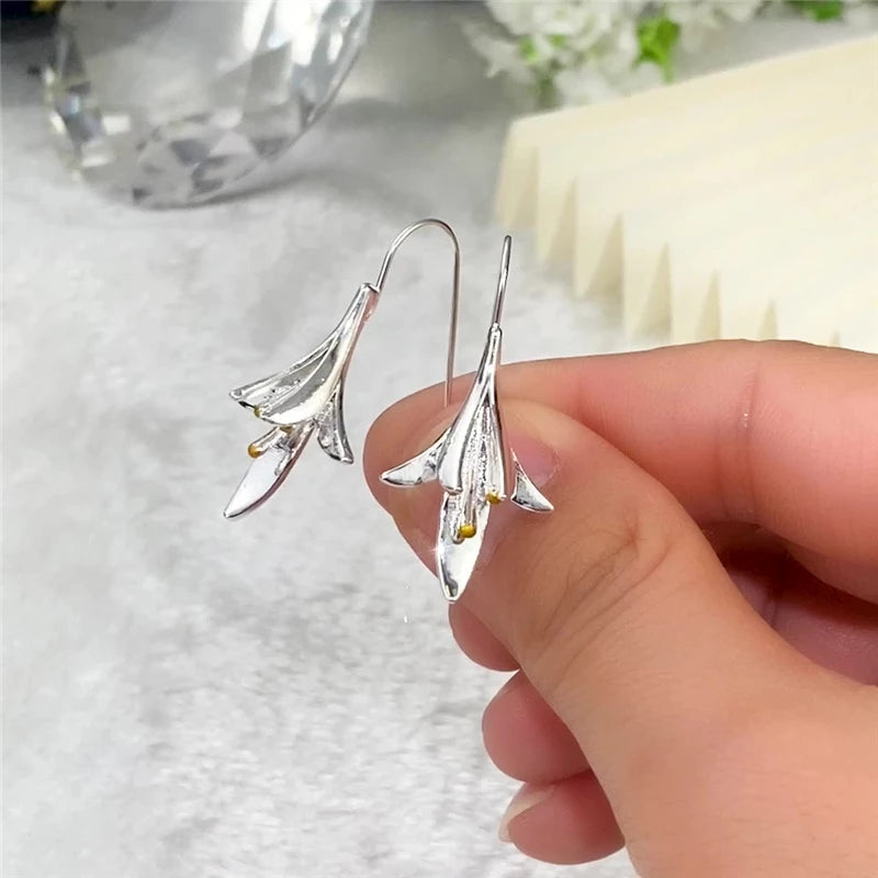 Evelyn | Elegant Silver Flower Earrings