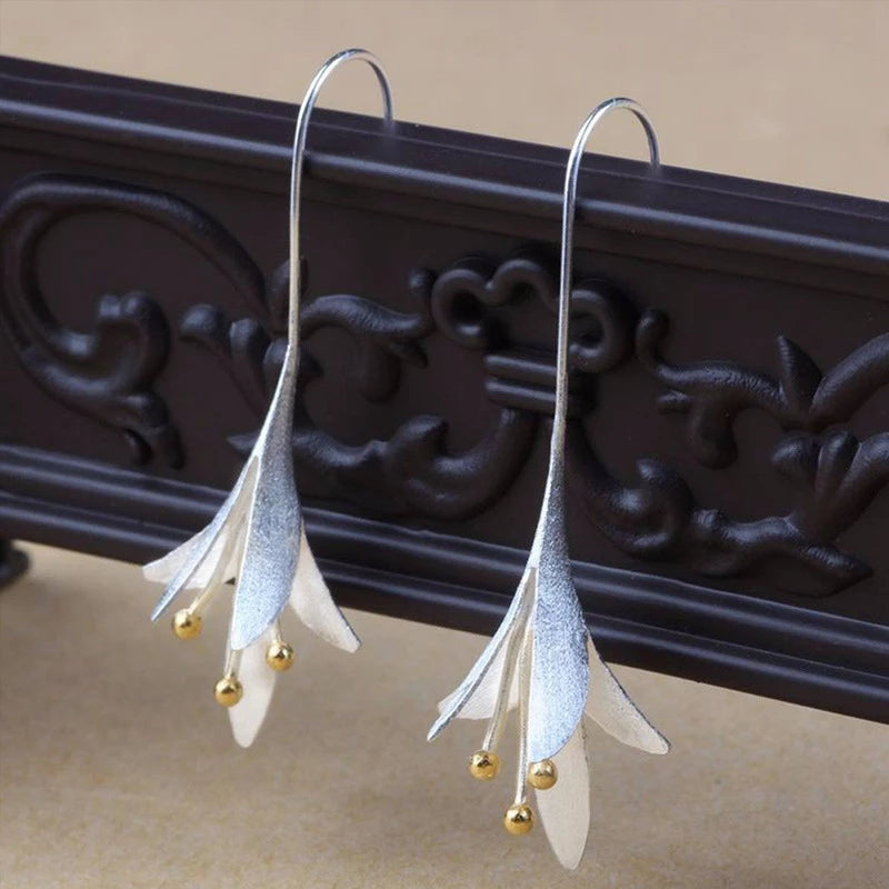 Evelyn | Elegant Silver Flower Earrings